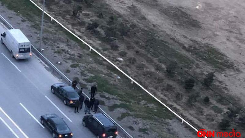 Bakıda elektrik dirəyi yük maşınının üzərinə aşdı