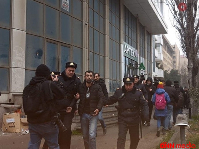 Yanğın baş verən binaya girən gəncdən ağlagəlməz addım