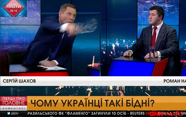Canlı efirdə GƏRGİN ANLAR: Deputat Roman Nəsirovun üzünə su çırpdı - Video
