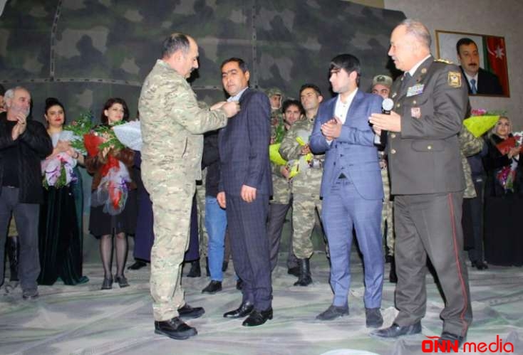 Qazi əsgərə döyüş medalı təqdim olunub