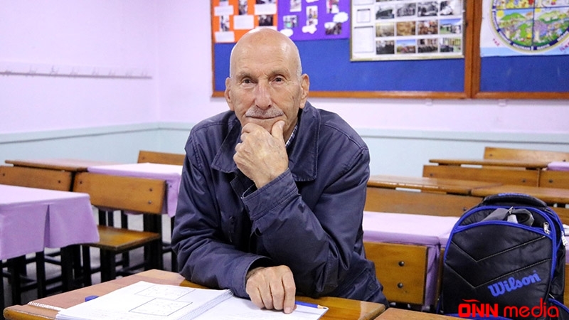 82 yaşlı baba birinci sinfə gedir və...
