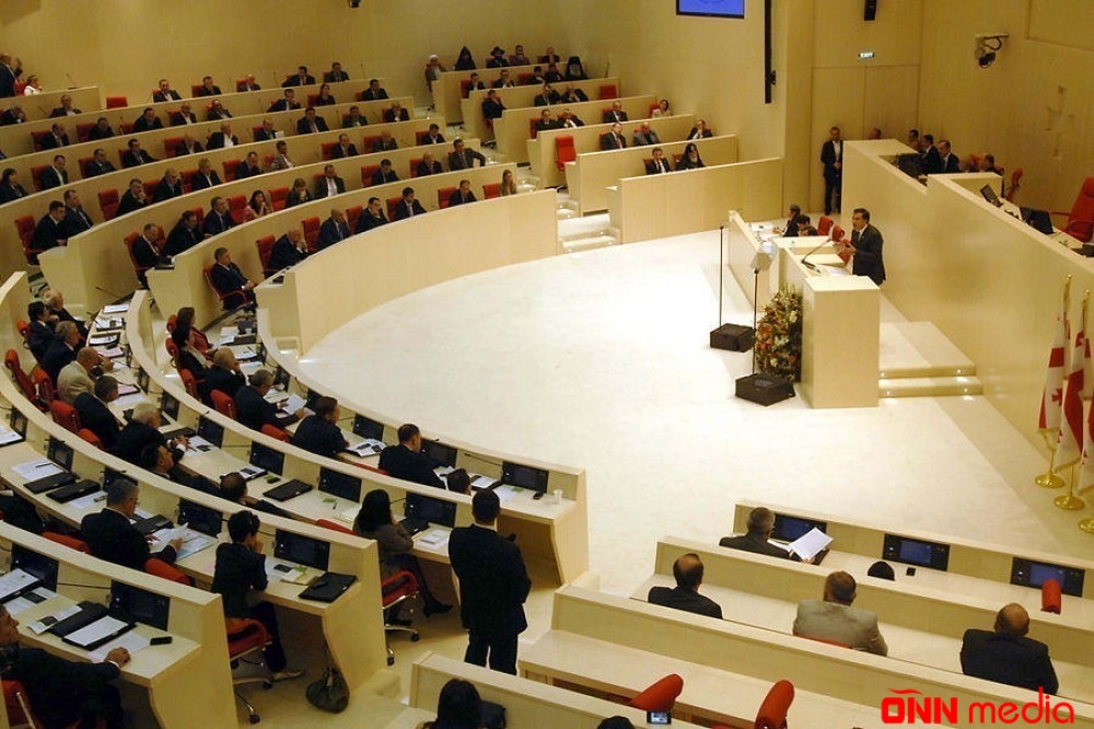 Gürcüstan parlamentində insident olub, bir neçə deputatın halı pisləşib - YENİLƏNİB