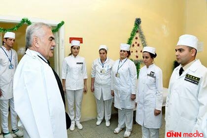 Vasif Talıbov hərbi hosbitala sovqat aparıb