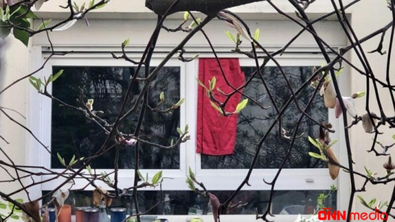 Minlərlə insan pəncərəsindən QIRMIZI PARÇA asdı - Avropa ölkəsində qorxulu mənzərə