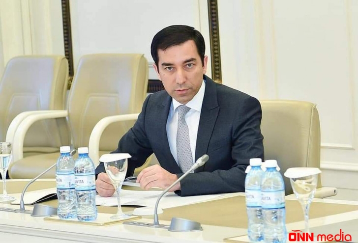 Milli Məclisin şöbə müdiri sosial şəbəkədə maşın satır- Foto