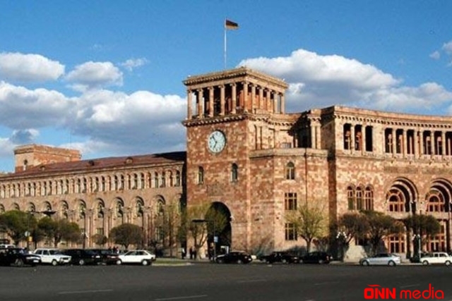 İrəvanda aksiya: Mərkəzi Bank mühasirəyə alındı, polislə toqquşma...