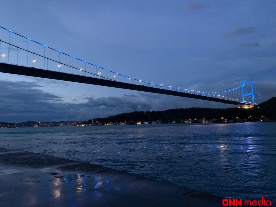 İstanbulun məşhur körpüsü Azərbaycan bayrağının rəngləri ilə işıqlandırıldı - FOTOLAR
