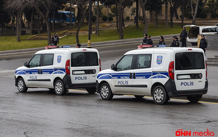 Bakı polisi küçələrdə çağırış edir - Video
