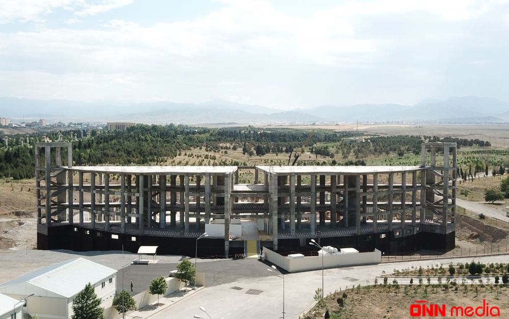İlham Əliyev Gəncə İdman Sarayının tikintisi ilə tanış olub