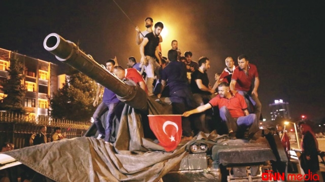 Yeni görüntü: Türkiyədə qırıcı ətrafı atəşə tutur... – VİDEO