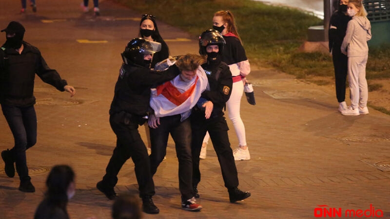 Belarusda ARA QARIŞDI: Polislər yaralandı, 364 nəfər isə...