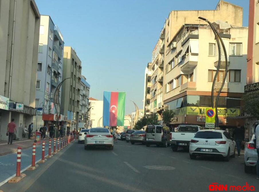 İzmirin mərkəzində Azərbaycan bayrağı dalğalanır - FOTO
