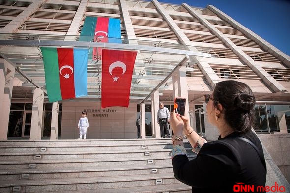 Bakı küçələrinin bayraqlarla bəzədilməsi Türkiyə mətbuatında - FOTOLAR