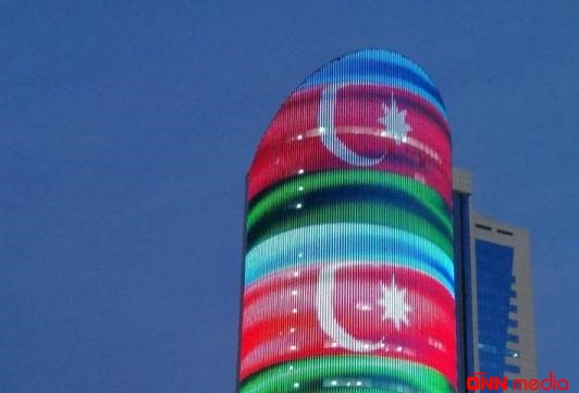 Qazaxıstan paytaxtının ən böyük binalarından birinin üzərində Azərbaycan bayrağı... - FOTO
