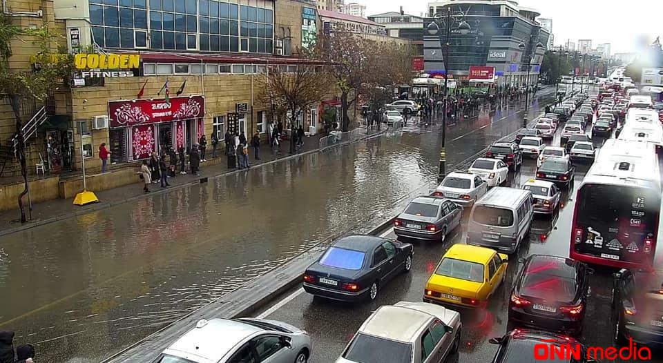 Paytaxtın  bəzi küçələri su ilə doldu - FOTOLAR