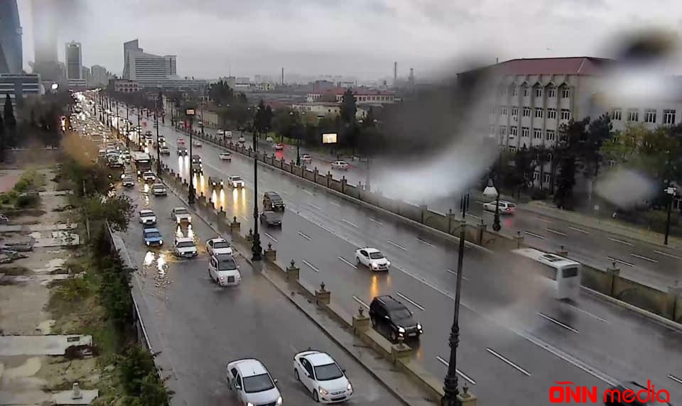 Bakıda yağış nəqliyyatın hərəkətini İFLİC ETDİ