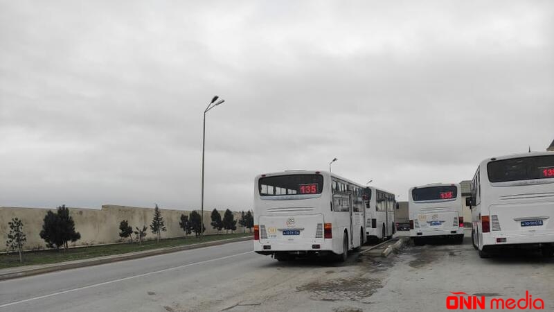Bakı Mühəndislik Universitetinin qarşısında yol dağılıb