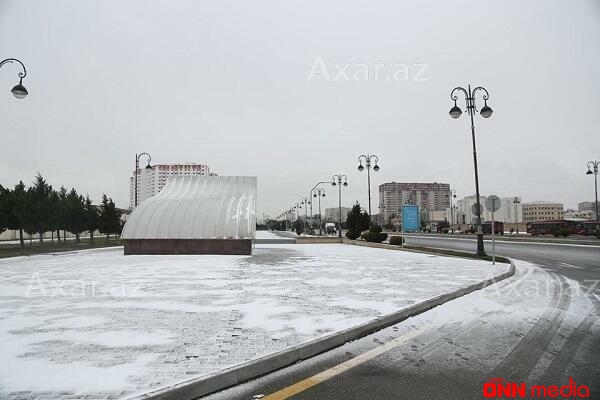 Bakıya qar yağır