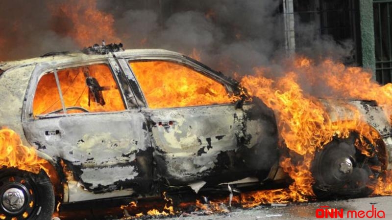 Bakıda "Mercedes" yanaraq KÜL OLDU