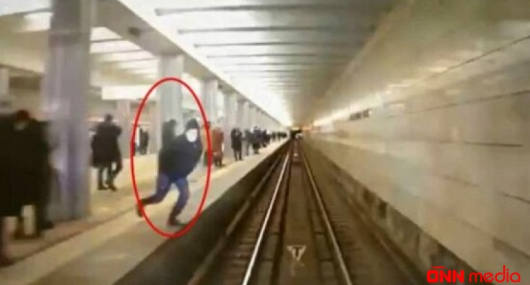Metroda DƏHŞƏT YAŞANDI:  İntihar etdi
