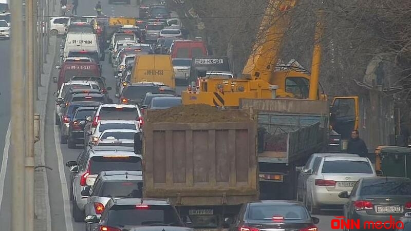 Bakıda kran nəqliyyatın hərəkətini iflic etdi