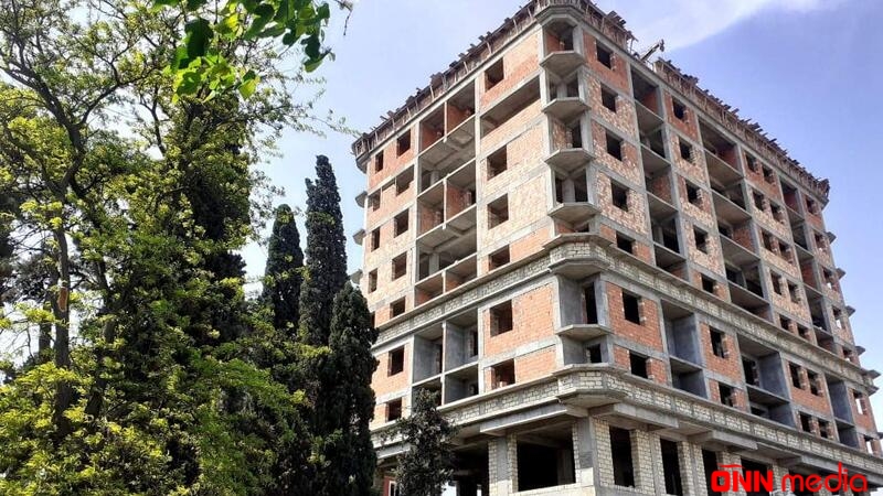 Şəmkirdə parkın içində yaşayış binası tikildi və...
