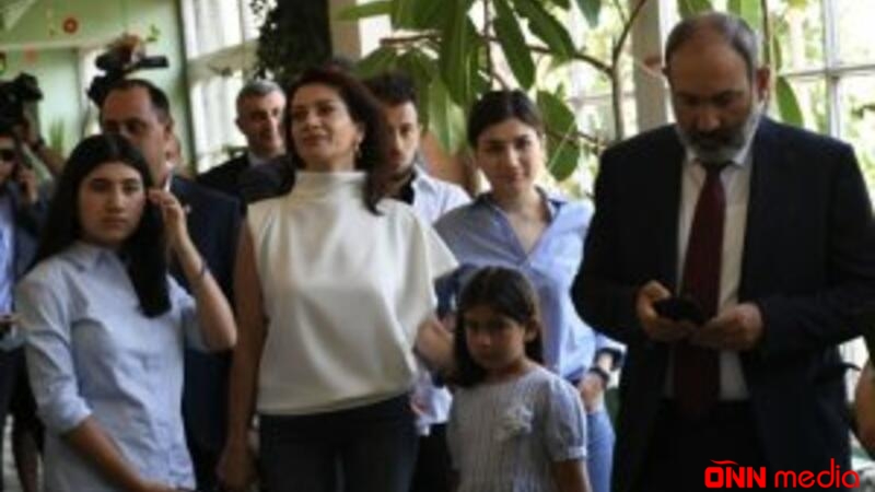Paşinyan ailə üzvləri ilə birlikdə səsvermədə