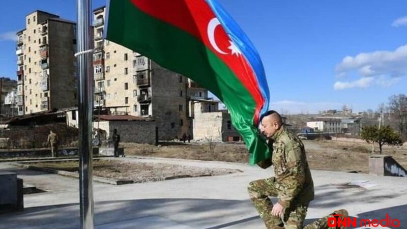 İlham Əliyev Kəlbəcərdə dövlət bayrağını ucaltdı
