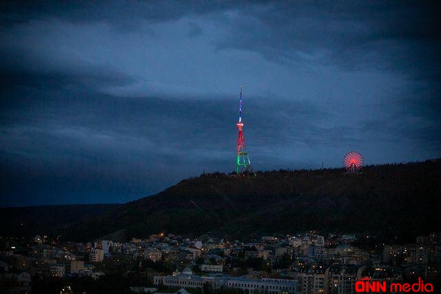 Gürcüstanda teleqüllə Azərbaycan bayrağının rəngləri ilə işıqlandırıldı