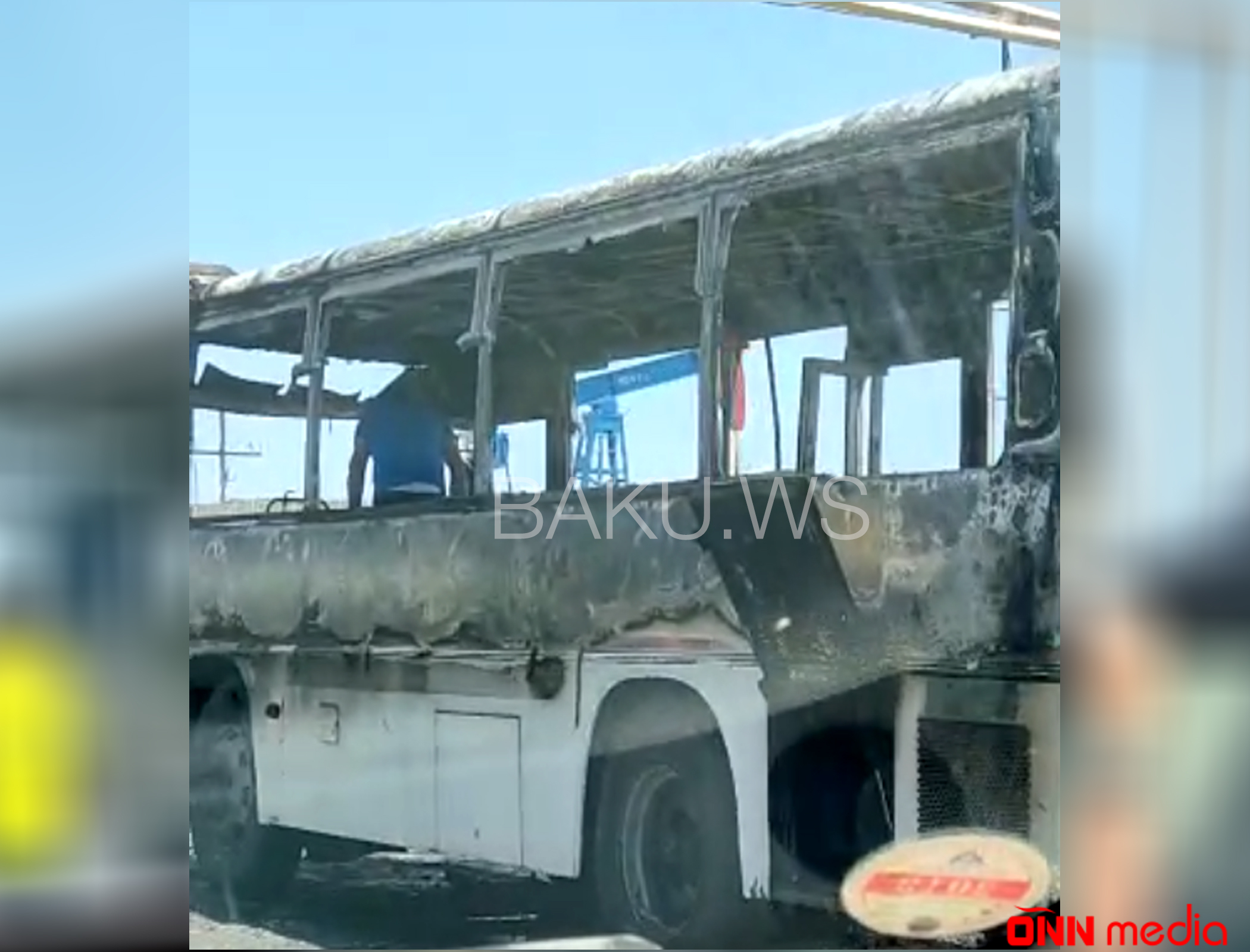 Bakıda sərnişin avtobusu külə döndü