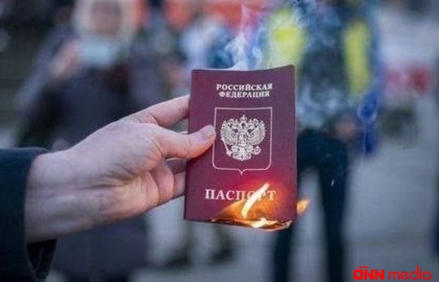 Rusiya vətəndaşı Gürcüstanda pasportunu yandırdı