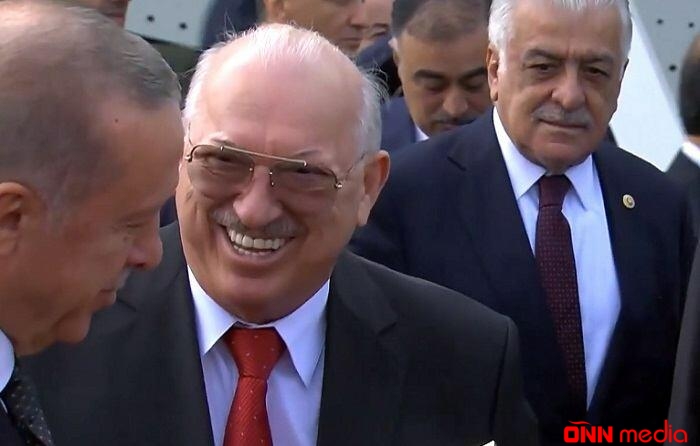 Cahangir Əsgərovun eynəyinin qiyməti müzakirələrə səbəb oldu