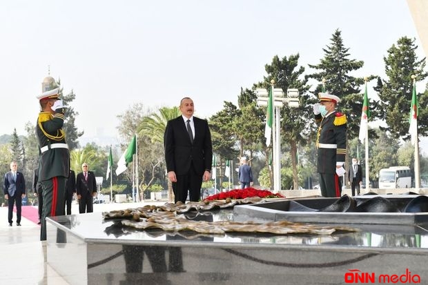 İlham Əliyev Şəhidlər Abidəsini ziyarət edib