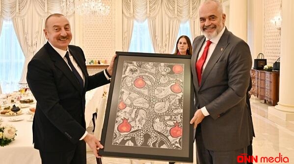 Prezidentin hədiyyə etdiyi əsərin mənası nədir?