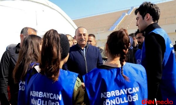 Çavuşoğlu azərbaycanlı könüllülərlə görüşdü