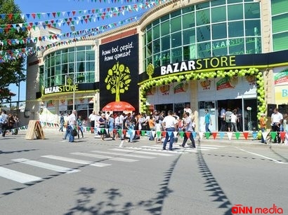 Məşhur supermarketin anbarı yandı