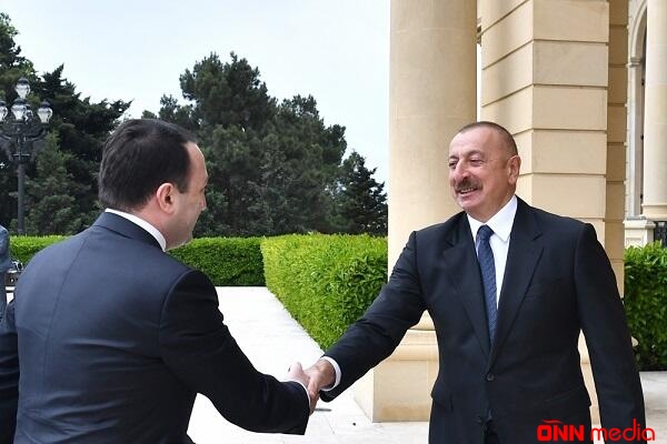 İlham Əliyev Qaribaşvilini Qəbələ şəhəri ilə tanış etdi