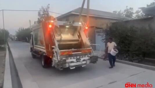 Özbəkistanda zibili musiqi sədaları altında daşıyırlar