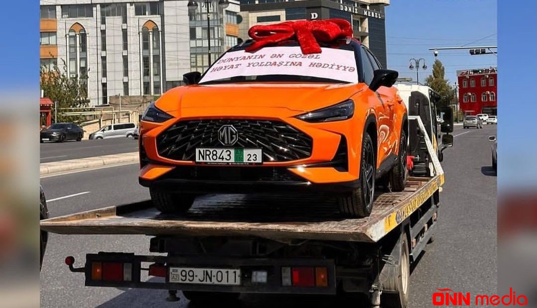 Bakıda xanımına lüks avtomobil alan bu məşhur imiş - FOTO