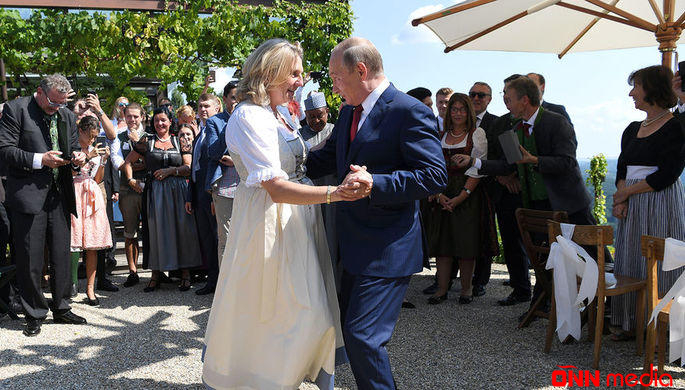 Putinlə rəqs edən nazir Peterburqa köçür