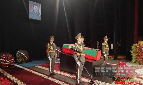 Riad Əhmədovla vida mərasimi keçirilir