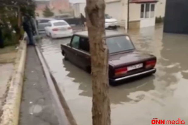 Binəqədidə biyabırçılıq- Maşınlar su altında qaldı