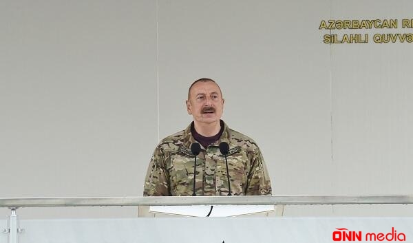 Prezident oyunu şəhid övladları ilə birgə izləyir
