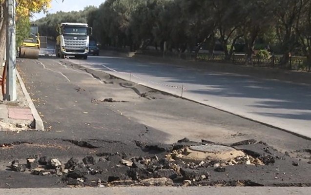Bakıda yeni asfaltlanan yol çökdü - VİDEO