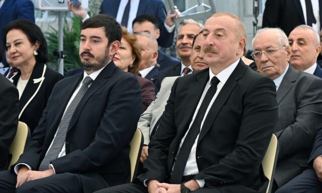 Prezident xanımı və oğlu ilə Zəfər parkında