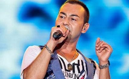 Serdar Ortaç axtarışa verildi