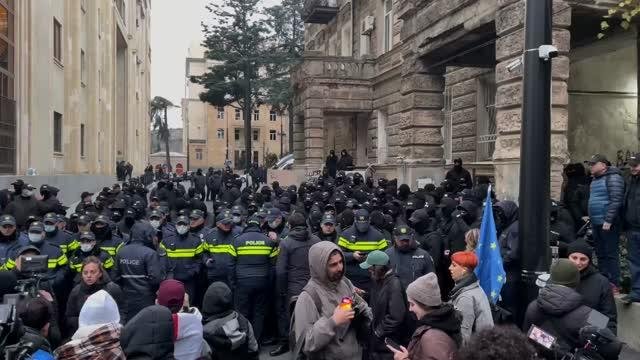 Tbilisidə gərginlik: Polis küçələri bağladı