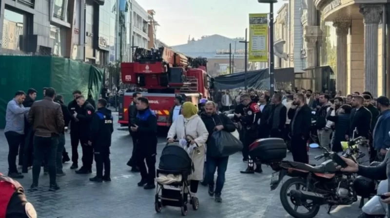 İstanbulda 4 mərtəbəli bina çökdü