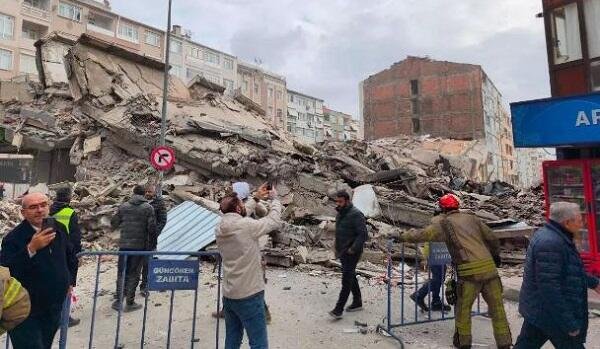 İstanbulda bina çökdü