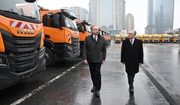 Prezident xüsusi təyinatlı nəqliyyat vasitələrinə baxdı